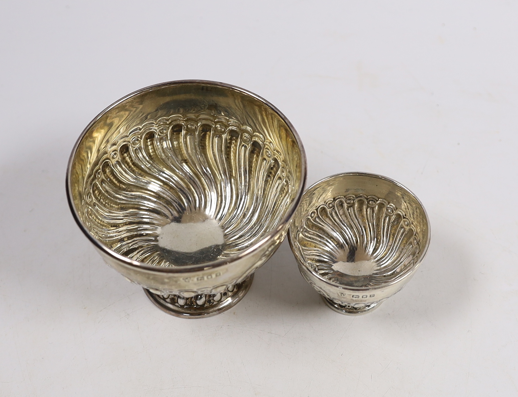 Two George V graduated small repousse silver rose bowls, Charles Boyton & Sons Ltd, London, 1919 & 1922, tallest 7cm.